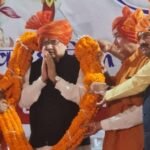 महाराणा प्रताप जयंती कार्यक्रम में जाने से पूर्व डॉ रमन सिंह विधायक धर्मजीत सिंह ठाकुर को अपने वाहन में साथ बैठा कर कार्यक्रम स्थल पहुंचे
