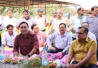 ईंट भट्ठे में काम करने वाली महिलाओं ने ऑनलाईन ट्रेनिग लेकर शुरू किया खुद का फ्लाईऐश ब्रिक्स प्लांट, कमिश्नर डॉ.अलंग ने कहा वेल डन