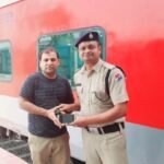 ओड़िसा के युवक का अहमदाबाद ट्रेन में छुटा  मोबाइल चांपा रेसुब ने सौपा