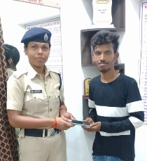 रेसुब रायगढ ने भिलाई के युवक की गुम हुई मोबाईल को लौटाया