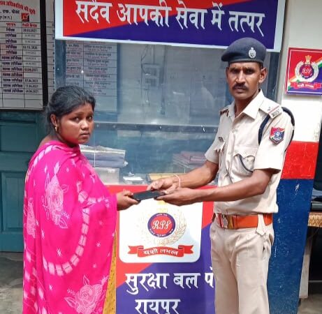 प्लेटफार्म में मोबाईल चार्जिंग करना एक महिला को महंगा पड़ा रखे स्थान से गायब हजारों का गुम मोबाइल रेसुब रायपुर ने महिला को दिया
