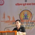 अंतर्राष्ट्रीय योग दिवस के अवसर पर दपूमरे में योग शिविर का आयोजन कर महाप्रबंधक सहित अधिकारियों, कर्मचारियों ने योगाभ्यास किया