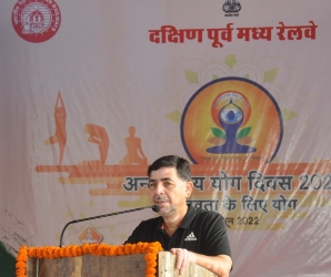 अंतर्राष्ट्रीय योग दिवस के अवसर पर दपूमरे में योग शिविर का आयोजन कर महाप्रबंधक सहित अधिकारियों, कर्मचारियों ने योगाभ्यास किया