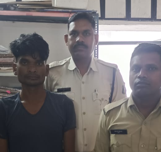 जूटमिल पुलिस की टाऊन पेट्रोलिंग के हाथ आया चोरी की बैटरी के साथ आरोपी…..
