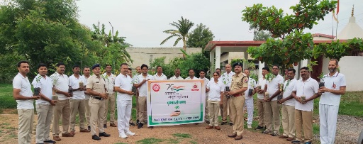 रायपुर आरपीएफ ने बैरक एवं कालोनी को हराभरा रखने सघन वृक्षारोपण के साथ साफ सफाई भी किया