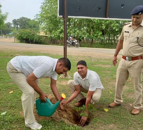 आजादी के अमृत महोत्सव के उपलक्ष्य रेसुब शहडोल ने किया वृक्षारोपण 130 पौधे लगाए शीतलपेय जल भी यात्रियों को पिलाया