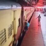भाटापारा से कोयम्बटूर जाने भाटापारा स्टेशन मे चलती ट्रेन चढ़ने के प्रयास में यात्री का हाथ फिसला पहले से अलर्ट रेसुब के जवान ने दौड़कर बचाई यात्री की जान