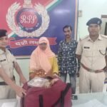 आरपीएफ बिलासपुर ने जोगीपुर कोटा की महिला की छुटी बैग को सुपुर्द किया