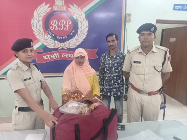 आरपीएफ बिलासपुर ने जोगीपुर कोटा की महिला की छुटी बैग को सुपुर्द किया