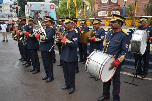 आजादी के 75 वें अमृत महोत्सव  आरपीएफ बैंड ने फाफाडीह चौक रायपुर में देशभक्ति गीत की प्रस्तुति दे लोगों के बीच देशभक्ति की भावना जागृत की