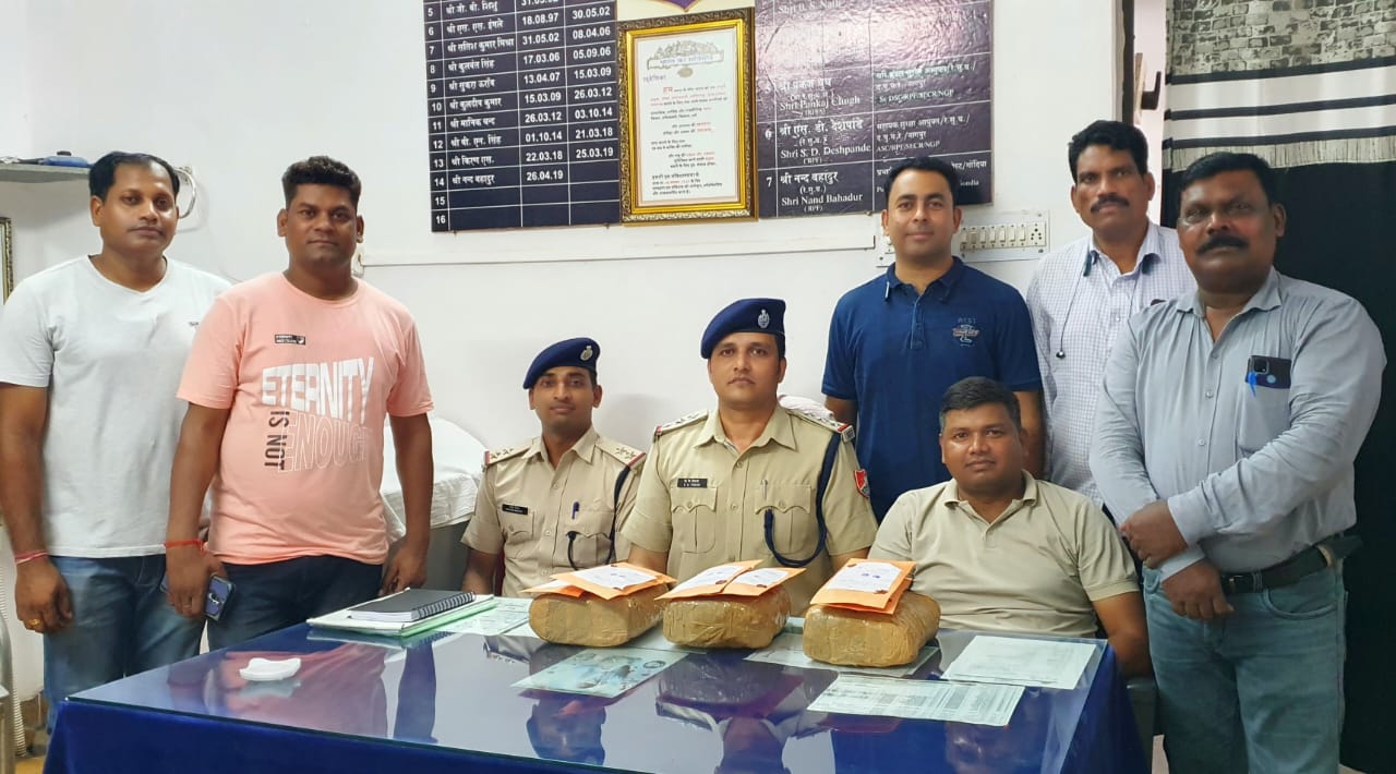 पुरी गांधीधाम एक्सप्रेस में रेसुब की टास्क ने लावारिस हालात में बैग से किया हजारो रुपये का गांजा बरामद