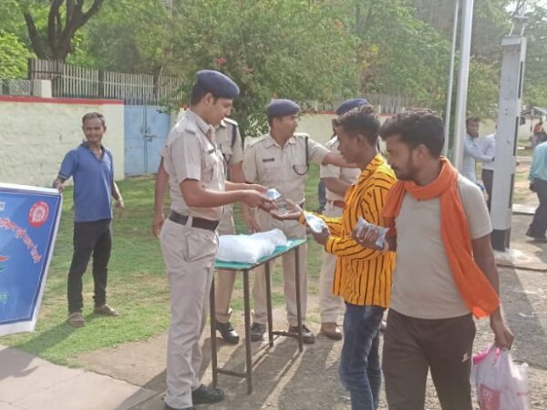रेसुब चौकी उमरिया ने ट्रेन के यात्रियों को पानी पिलाकर किया तृप्त,  स्कूल और रेल्वे  में वृक्षारोपण किया गया