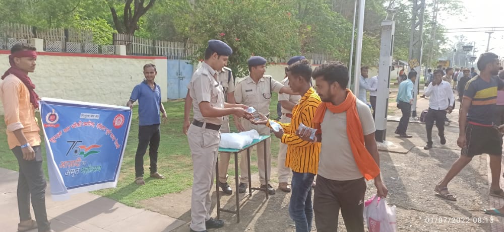 रेसुब चौकी उमरिया ने ट्रेन के यात्रियों को पानी पिलाकर किया तृप्त,  स्कूल और रेल्वे  में वृक्षारोपण किया गया