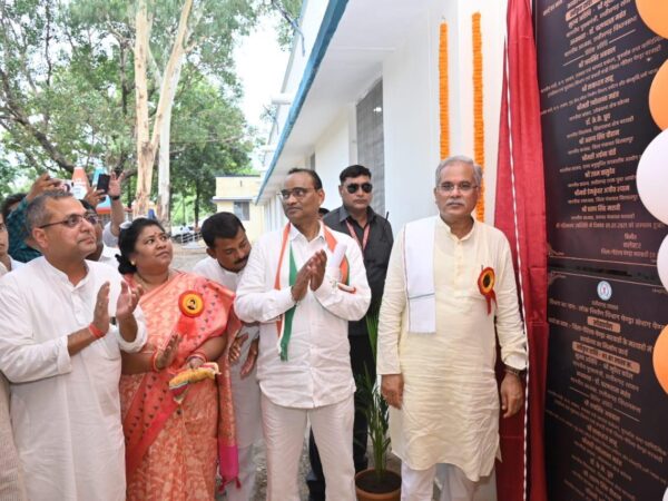 मुख्यमंत्री भूपेश बघेल द्वारा मरवाही में जनाकांक्षाओं के अनुरूप की घोषणाएँ मौक़े पर क्षेत्रीय विधायक डॉ.के.के. ध्रुव, बिलासपुर विधायक डॉ. शैलेष पांडेय, श्रीमती अर्चना पोर्ते उपस्थित रहे