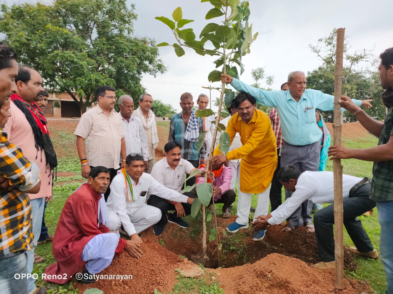 जय गुरु देव गौ सेवा संस्थान में गोपालक सम्मेलन वृक्षारोपण एवं अभिनंदन समारोह का हुआ आयोजन
