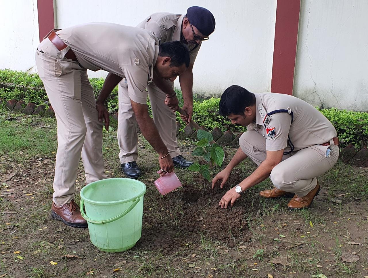 आजादी के 75 वर्ष पूर्ण होने पर … रेसुब गोंदिया ने पर्यावरण को स्वच्छ रखने किया वृक्षारोपण