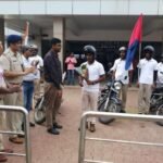 आजादी के 75 वर्ष पूर्ण होने के उपलक्ष्य में … आरपीएफ की बुलेट रैली पहुँची गोंदिया स्टेशन, वरिष्ठ सहायक मंडल अभियंता सहित मुख्य स्टेशन प्रबंधक व गोंदिया आरपीएफ ने किया भव्य स्वागत