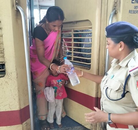 आजादी के 75 साल पूर्ण होने के उपलक्ष्य में…रोजाना रेल यात्रियों की रेसुब राजनांदगांव प्यास बुझा रहा