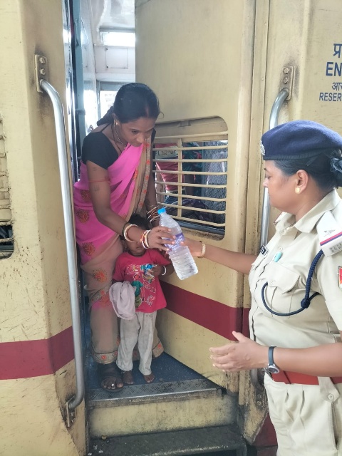 आजादी के 75 साल पूर्ण होने के उपलक्ष्य में…रोजाना रेल यात्रियों की रेसुब राजनांदगांव प्यास बुझा रहा