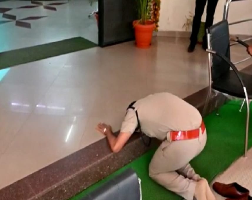 SP ने अपनी विदाई पश्चात इस तरह से दफ्तर को प्रणाम किया !
