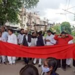 ब्रेकिंग- कोरबा : रेलवे चेयरमैन ने नहीं की मुलाकात तो नाराज लोग बैठे रेलवे ट्रैक पर, किया विरोध प्रदर्शन
