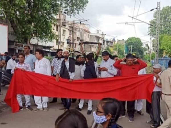 ब्रेकिंग- कोरबा : रेलवे चेयरमैन ने नहीं की मुलाकात तो नाराज लोग बैठे रेलवे ट्रैक पर, किया विरोध प्रदर्शन