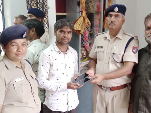 इंटरसिटी में छुटा हजारो का दो मोबाइल रेसुब डोंगरगढ़ ने बरामद कर यात्री को सौपा