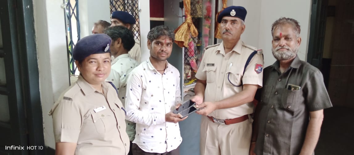 इंटरसिटी में छुटा हजारो का दो मोबाइल रेसुब डोंगरगढ़ ने बरामद कर यात्री को सौपा
