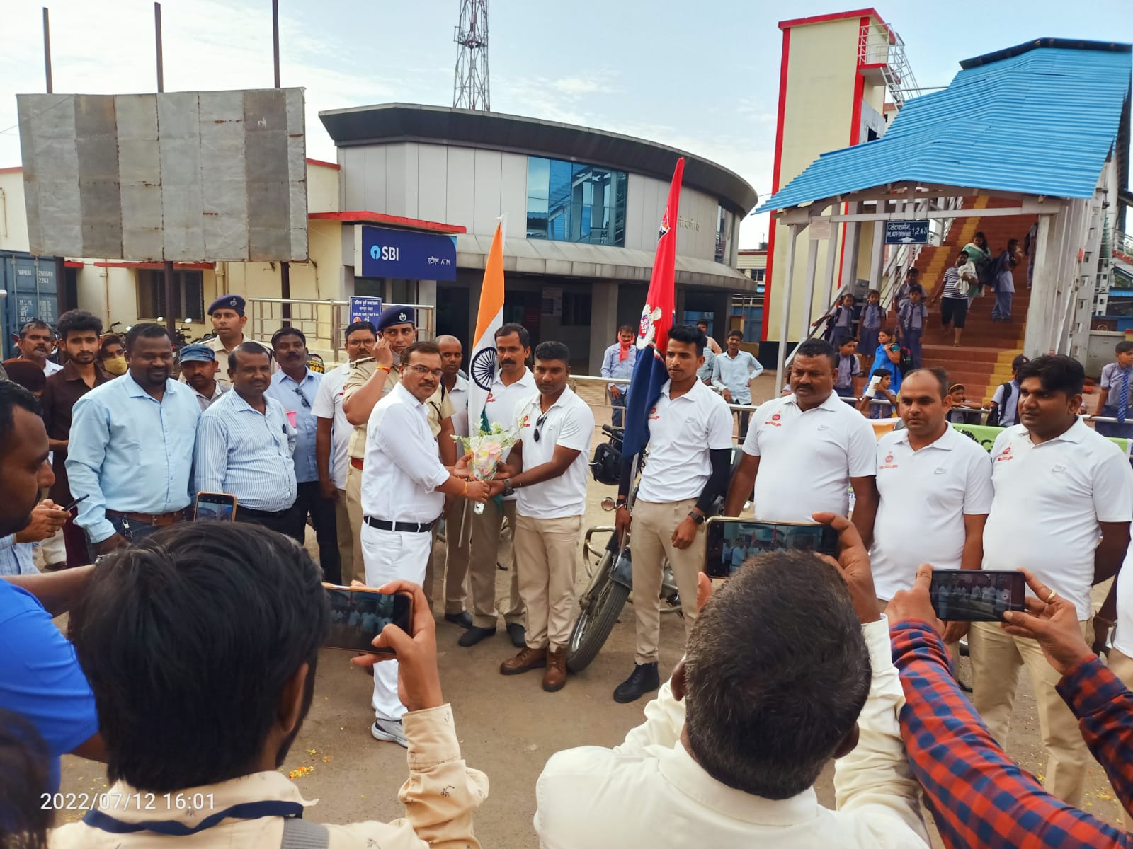 आजादी के 75 वर्ष पूर्ण होने के उपलक्ष्य में … दक्षिण पूर्व मध्य रेलवे नागपुर मण्डल से बुलेट रैली के राजनांदगांव आगमन पर हुआ भव्य स्वागत
