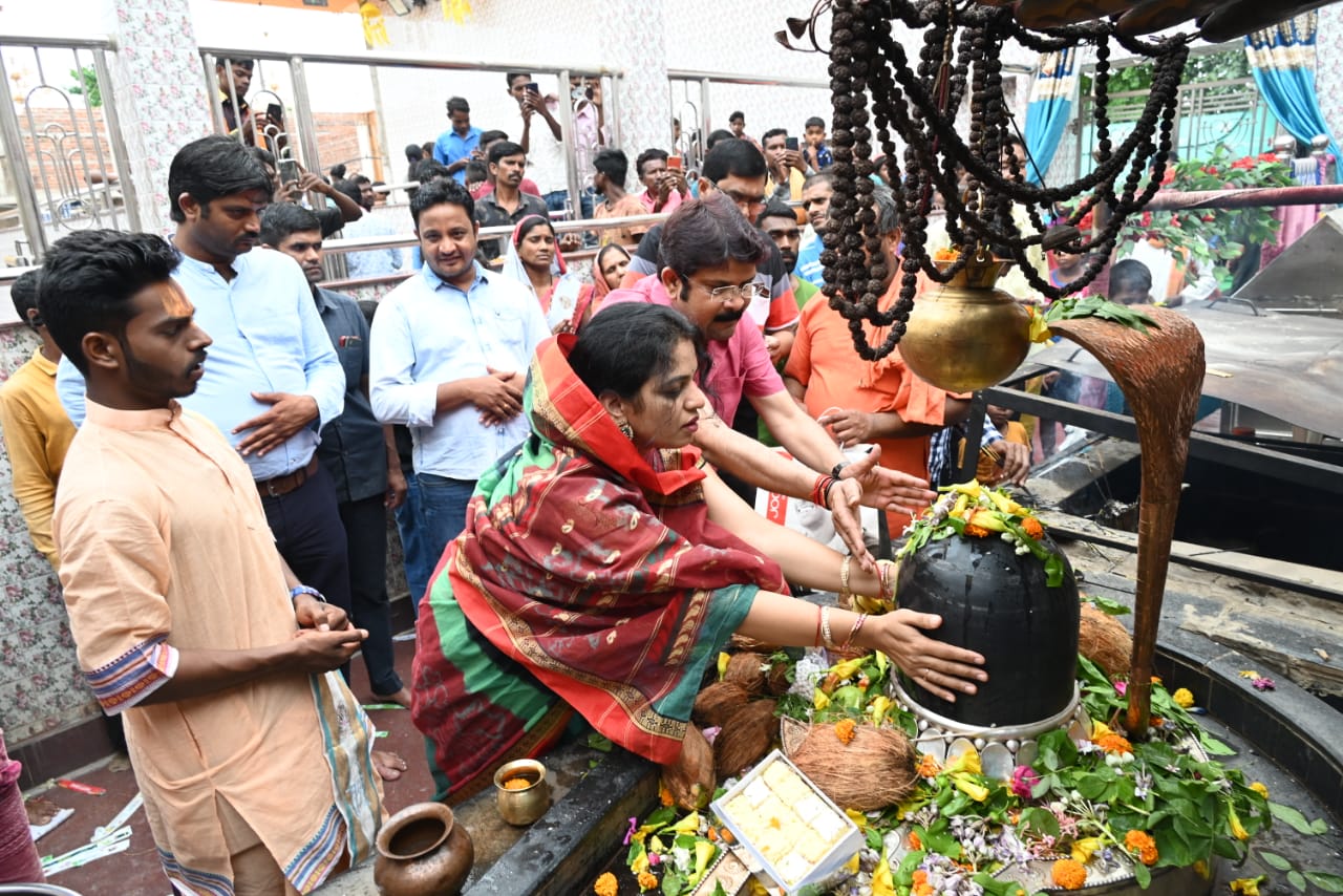 बाबा सत्यनारायण के जन्मोत्सव पर विधायक प्रकाश नायक ने लिया आशीर्वादरायगढ़वासियों के सुख समृद्धि के लिए की कामना