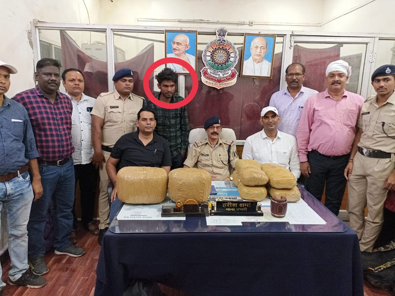 रेसुब एव जीआरपी बिलासपुर की संयुक्त कार्यवाही गीतांजलि ट्रेन में सफर कर रहे यात्री के पास से 75 हजार रु.का गांजा पकड़ा