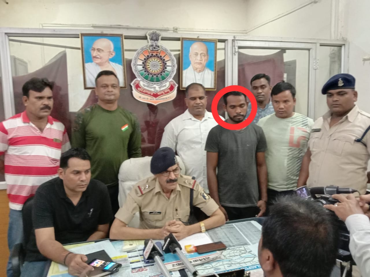 आरपीएफ बिलासपुर तथा जीआरपी बिलासपुर द्वारा पकड़ा गया मोबाइल चोर