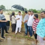 बरसते पानी में जलभराव का जायजा लेने निकले संसदीय सचिव विनोद सेवनलाल चंद्राकर<br>पालिका की टीम के साथ शहर भ्रमण कर जल निकासी की व्यवस्था कराई