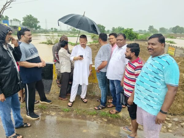 बरसते पानी में जलभराव का जायजा लेने निकले संसदीय सचिव विनोद सेवनलाल चंद्राकरपालिका की टीम के साथ शहर भ्रमण कर जल निकासी की व्यवस्था कराई