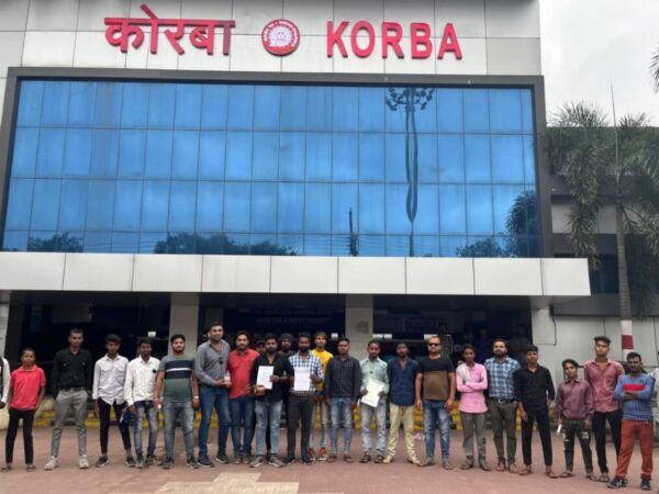युवक कांग्रेस ने कोरबा रेल्वे स्टेशन परिसर को गंगाजल छिड़ककर पढ़ी  हनुमान चालीसा रेलवे प्रबंधन के मनमानी के खिलाफ