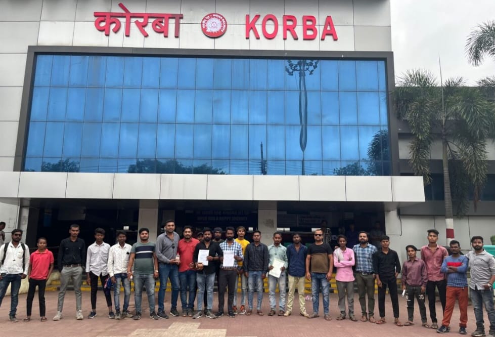 युवक कांग्रेस ने कोरबा रेल्वे स्टेशन परिसर को गंगाजल छिड़ककर पढ़ी  हनुमान चालीसा रेलवे प्रबंधन के मनमानी के खिलाफ