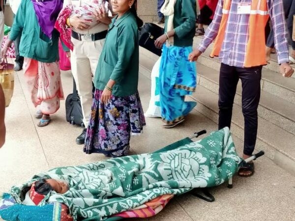 चेन्नई बिलासपुर एक्सप्रेस में महिला यात्री ने ट्रेन में ही बच्ची को जन्म दिया रेसुब दुर्ग सूचना पर पहुंच मदद पहुंचाई