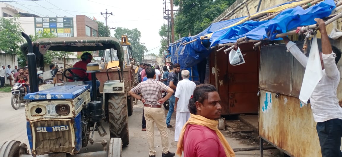 हटाए गए अतिक्रमण, लगाया गया जुर्माना हंडी चौक से गांधी प्रतिमा चौक तक की गई कार्रवाई