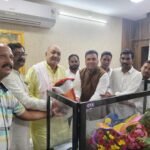 कोटा मंडी अध्यक्ष संदीप शुक्ला पंचायत मंत्री रविंद्र चौबे को दायित्व मिलने पर बधाई देने पहुंचे