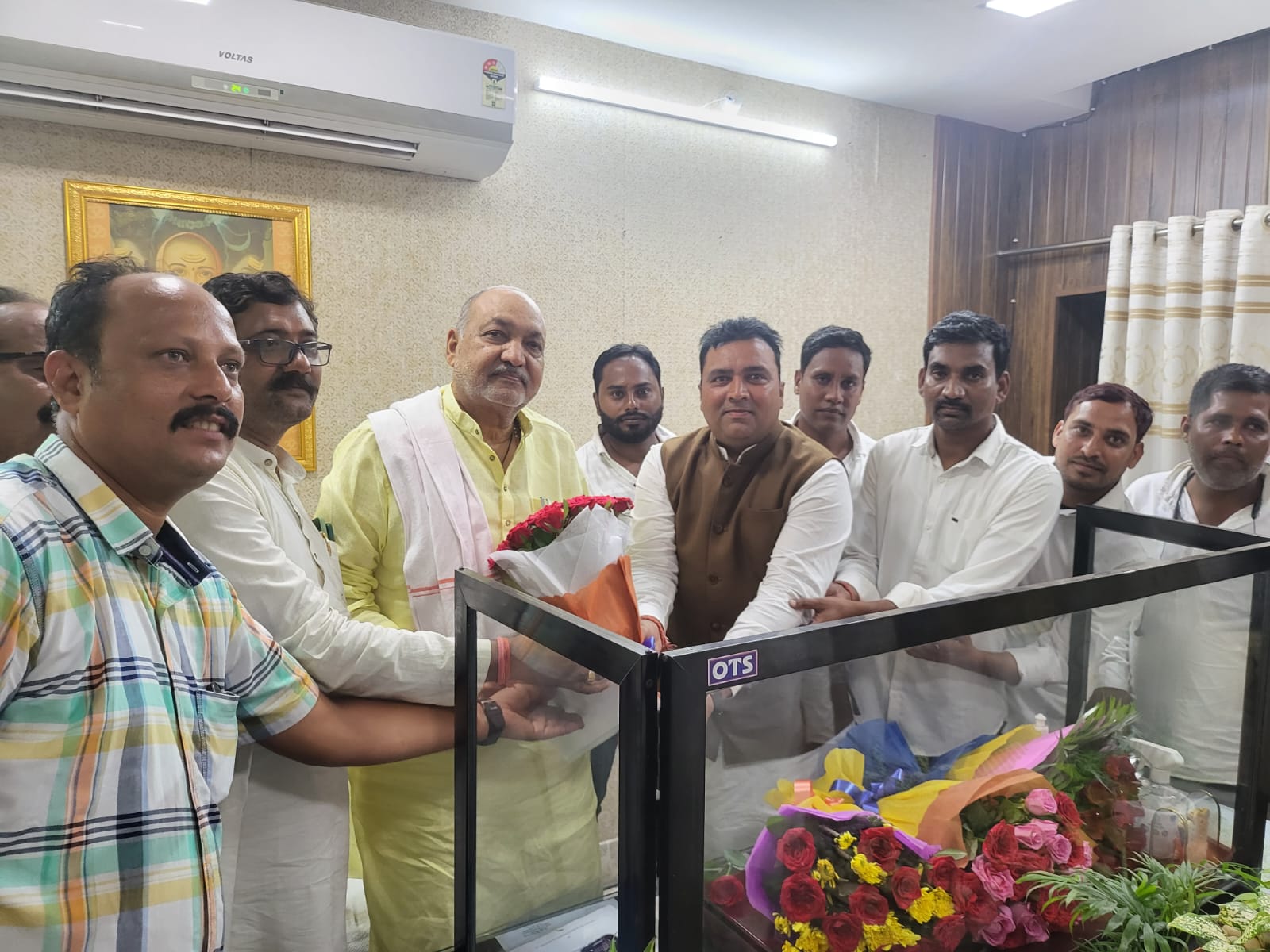 कोटा मंडी अध्यक्ष संदीप शुक्ला पंचायत मंत्री रविंद्र चौबे को दायित्व मिलने पर बधाई देने पहुंचे
