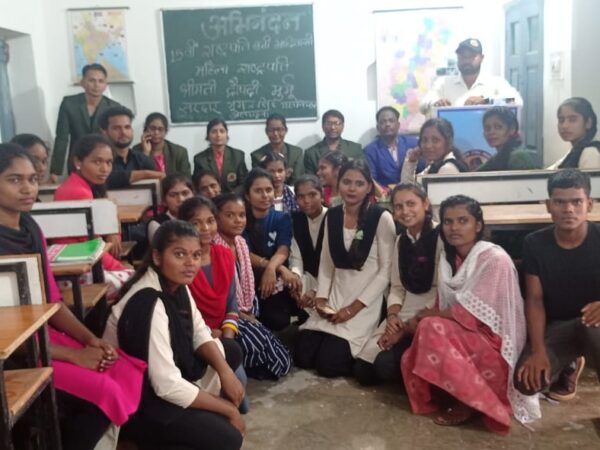 सरदार भगत सिंह महाविद्यालय बेलगहना के छात्रों ने  श्रीमति मुर्मू  के राष्ट्रपति निर्वाचित होने पर मिठाई बांट कर बधाई प्रेषित की