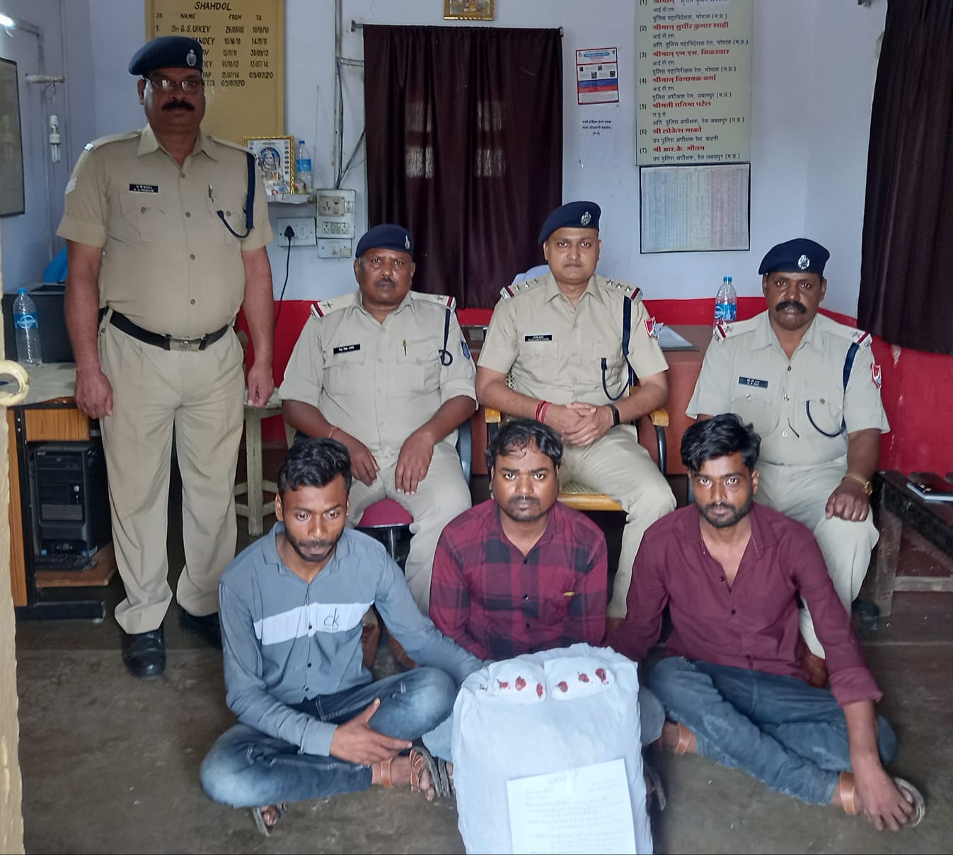 रेसुब शहडोल ने जबलपुर के तीन गांजा तस्करों से 70 हजार का गांजा जप्त कर किया गिरफ्तार