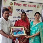 सेवानिवृत्त होने पर वरिष्ठ व्याख्याता श्री एम.आर.यादव को दी गई विदाई