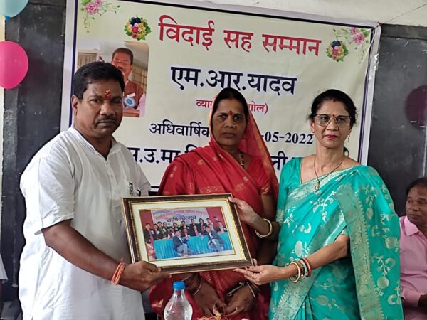 सेवानिवृत्त होने पर वरिष्ठ व्याख्याता श्री एम.आर.यादव को दी गई विदाई