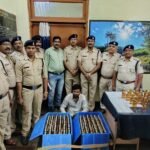 रेसुब दुर्ग, मंडल टास्क टीम-2, जीआरपी दुर्ग की संयुक्त  चेकिंग के दौरान एक व्यक्ति से 84 हजार का 382 नग अंग्रेजी शराब जप्त <br>दुर्ग (वायरलेस न्यूज) <code>दुर्ग रेसुब टास्क टीम और जीआरपी की संयुक्त टीम ने दुर्ग स्टेशन में गश्त के दौरान चंद्रपुर महाराष्ट्र के एक युवक के कब्जे से हजारो का अंग्रेजी शराब का जखीरा बरामद करने में उल्लेखनीय सफलता प्राप्त की है। इस संबन्ध में दुर्ग रेसुब पोस्ट प्रभारी निरीक्षक एस के सिन्हा ने वायरलेस न्यूज़ को बताया कि प्रधान मुख्य सुरक्षा आयुक्त श्री ए एन सिन्हा के निर्देशन में एवं मंडल सुरक्षा आयुक्त श्री संजय गुप्ता के मार्गदर्शन में दिनाँक 25 जुलाई 22 को समय 16.15 बजे रेसुब पोस्ट प्रभारी एस के सिन्हा, उप निरीक्षक एस ए राव, उप निरीक्षक एम एल यादव, उप निरीक्षक सनातन थानापति (टास्क टीम दुर्ग) सउनि ए एच सरदार, प्रधान आरक्षक टी एम रेडी, प्रधान आरक्षक ए के मोर्या,आरक्षक एल के यादव, जीआरपी दुर्ग के साथ संयुक्त रूप से रेलवे स्टेशन दुर्ग के माल धक्का पानी टंकी के पास मुखबिर की सूचना पर एक व्यक्ति को संदिग्ध अवस्था में मिला रोककर पूछताछ करने पर घबराने लगा पूछने पर अपना नाम पता- स्वप्निल रामभाऊ भडगरे, पिता-रामभाऊ भडगरे, उम्र-32 वर्ष, साकिन-सिद्धार्थ वार्ड वरोरा चंद्रपुर, थाना-वरोरा, जिला-चंद्रपुर (महाराष्ट्र) का रहने वाला बताया। तथा अपने पास रखे 02 नग निले रंग का कार्टून को खोलकर दिखाने को कहने पर वह अपने दोनों कार्टूनों के अंदर से कुल 382 नग प्रति नग 180 एमएल का अग्रेजी शराब मेकडाल नंबर1 का जिसकी कुल कीमत 84000/- रुपया जिसे तस्करी कर बेचने के लिये ले जाना बताया। जीआरपी दुर्ग द्वारा अपराध क्रमांक 73/22 धारा 34 (2) आबकारी एक्ट दिनांक 25.07.22 का मामला दर्ज किया गया और अभियुक्त को अभिरक्षा में रखा गया है।</code>