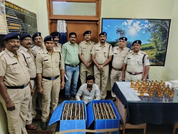 रेसुब दुर्ग, मंडल टास्क टीम-2, जीआरपी दुर्ग की संयुक्त  चेकिंग के दौरान एक व्यक्ति से 84 हजार का 382 नग अंग्रेजी शराब जप्त दुर्ग (वायरलेस न्यूज) दुर्ग रेसुब टास्क टीम और जीआरपी की संयुक्त टीम ने दुर्ग स्टेशन में गश्त के दौरान चंद्रपुर महाराष्ट्र के एक युवक के कब्जे से हजारो का अंग्रेजी शराब का जखीरा बरामद करने में उल्लेखनीय सफलता प्राप्त की है। इस संबन्ध में दुर्ग रेसुब पोस्ट प्रभारी निरीक्षक एस के सिन्हा ने वायरलेस न्यूज़ को बताया कि प्रधान मुख्य सुरक्षा आयुक्त श्री ए एन सिन्हा के निर्देशन में एवं मंडल सुरक्षा आयुक्त श्री संजय गुप्ता के मार्गदर्शन में दिनाँक 25 जुलाई 22 को समय 16.15 बजे रेसुब पोस्ट प्रभारी एस के सिन्हा, उप निरीक्षक एस ए राव, उप निरीक्षक एम एल यादव, उप निरीक्षक सनातन थानापति (टास्क टीम दुर्ग) सउनि ए एच सरदार, प्रधान आरक्षक टी एम रेडी, प्रधान आरक्षक ए के मोर्या,आरक्षक एल के यादव, जीआरपी दुर्ग के साथ संयुक्त रूप से रेलवे स्टेशन दुर्ग के माल धक्का पानी टंकी के पास मुखबिर की सूचना पर एक व्यक्ति को संदिग्ध अवस्था में मिला रोककर पूछताछ करने पर घबराने लगा पूछने पर अपना नाम पता- स्वप्निल रामभाऊ भडगरे, पिता-रामभाऊ भडगरे, उम्र-32 वर्ष, साकिन-सिद्धार्थ वार्ड वरोरा चंद्रपुर, थाना-वरोरा, जिला-चंद्रपुर (महाराष्ट्र) का रहने वाला बताया। तथा अपने पास रखे 02 नग निले रंग का कार्टून को खोलकर दिखाने को कहने पर वह अपने दोनों कार्टूनों के अंदर से कुल 382 नग प्रति नग 180 एमएल का अग्रेजी शराब मेकडाल नंबर1 का जिसकी कुल कीमत 84000/- रुपया जिसे तस्करी कर बेचने के लिये ले जाना बताया। जीआरपी दुर्ग द्वारा अपराध क्रमांक 73/22 धारा 34 (2) आबकारी एक्ट दिनांक 25.07.22 का मामला दर्ज किया गया और अभियुक्त को अभिरक्षा में रखा गया है।