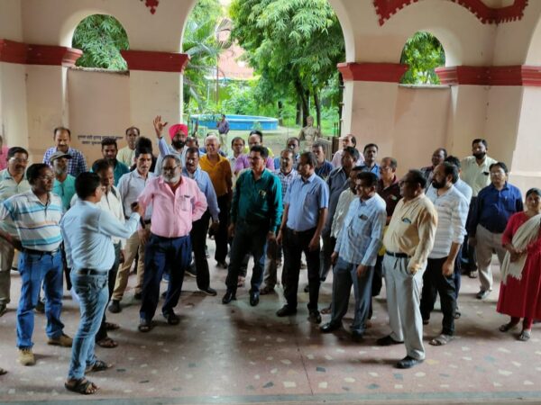 रैली निकालकर निगम के कर्मचारियों ने की 34% डीए की मांग,मिनी स्टेडियम तक पैदल चलकर हुए आंदोलन में शामिल