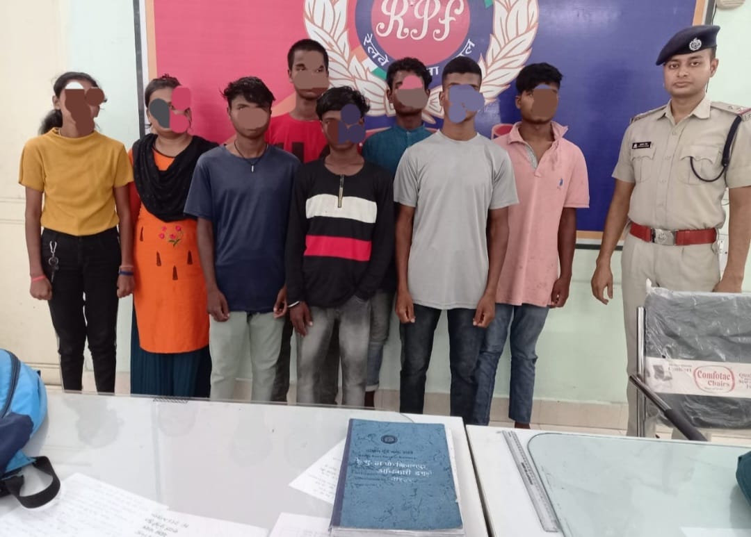 ट्रेन से  कर्नाटक ले जाते झारखंड के 6 बच्चों को रेसूब बिलासपुर ने उतार चाइल्ड लाइन को सौंपा