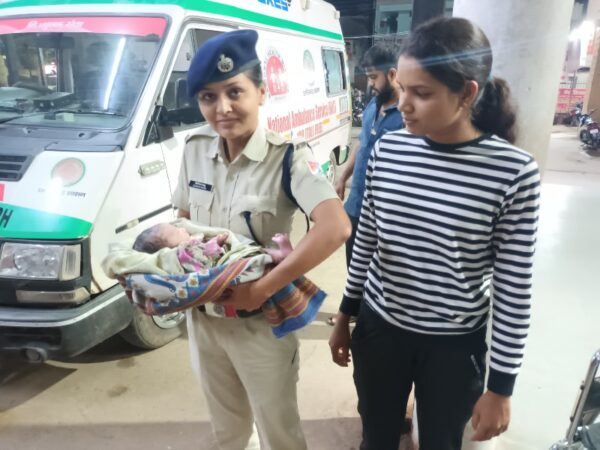 आरपीएफ बिलासपुर की सक्रियता से गतोरा स्टेशन में प्रसव पीड़ा से बेहाल महिला को सिम्स पहुँचा सुरक्षित प्रसव करा बच्चे को जन्म दिया
