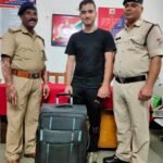 चलती ट्रेन से यात्री के गिरे बैग को आरपीएफ     राजनांदगांव ने लौटाई